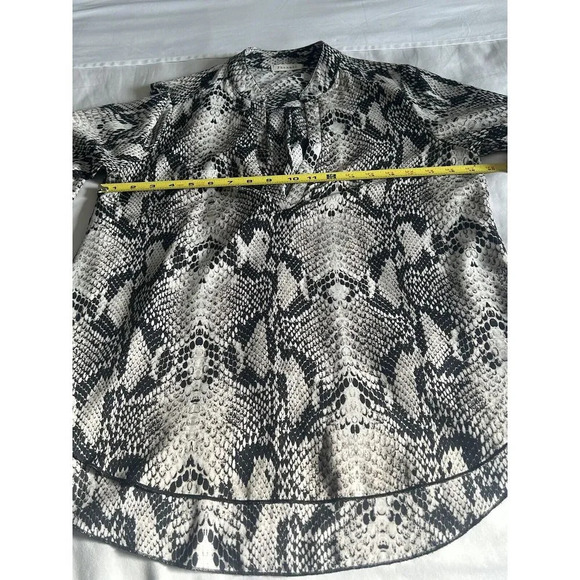 Phanuel Womens Blouse Animal Print Roll Tab Sleeve V-neck Size Medium - Picture 10 of 15